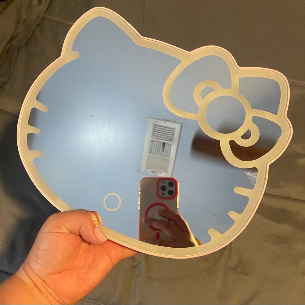 HELLO KITTY® SUPERCUTE TRI-TONE LED TABLE MIRROR
